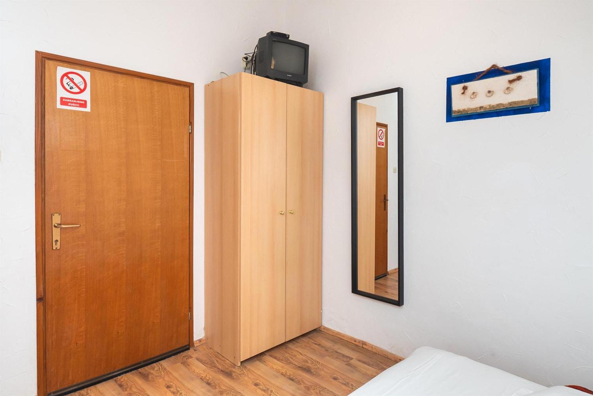 Apartments And Rooms Mladen Водице Екстериор снимка