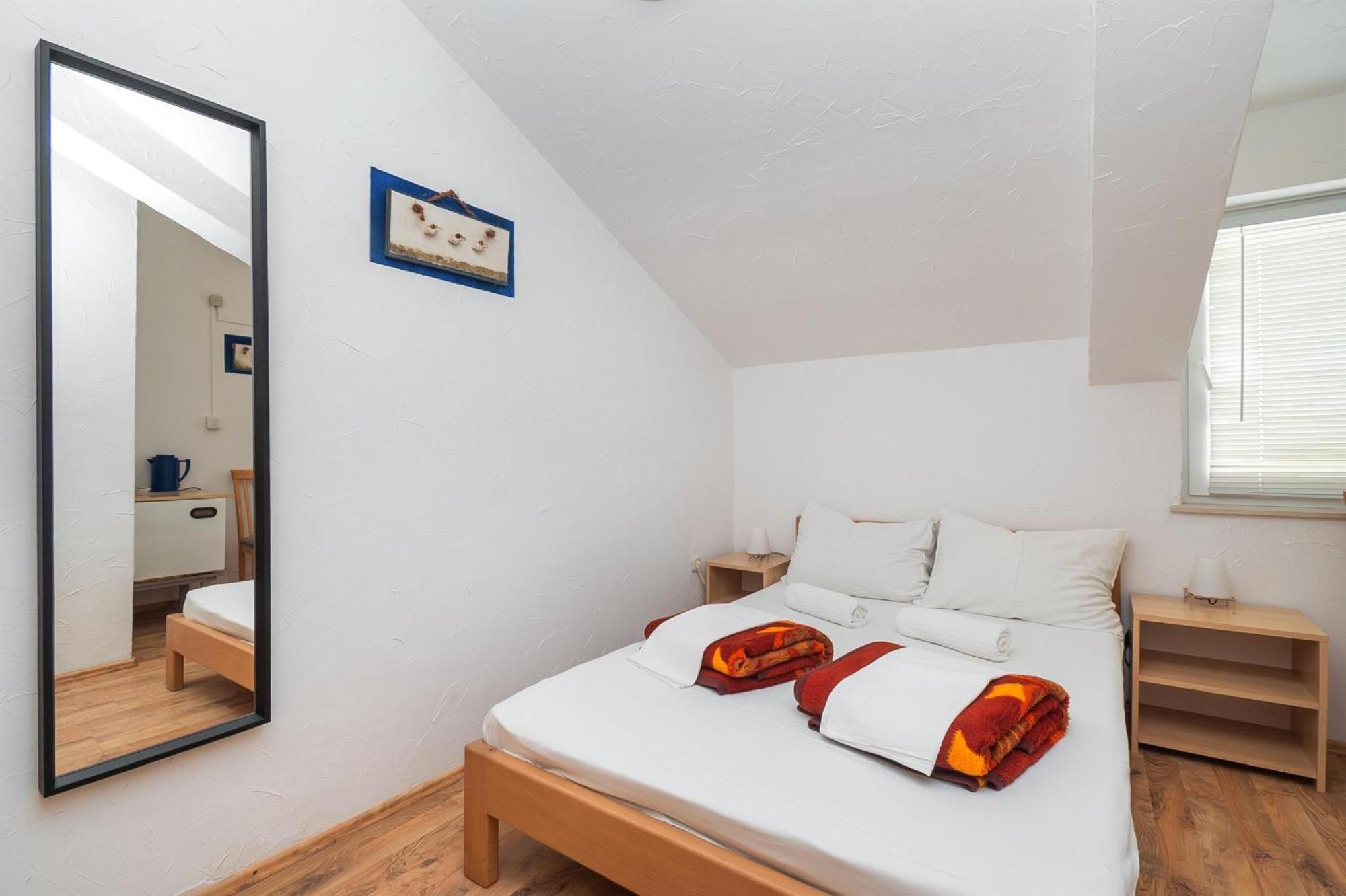 Apartments And Rooms Mladen Водице Екстериор снимка