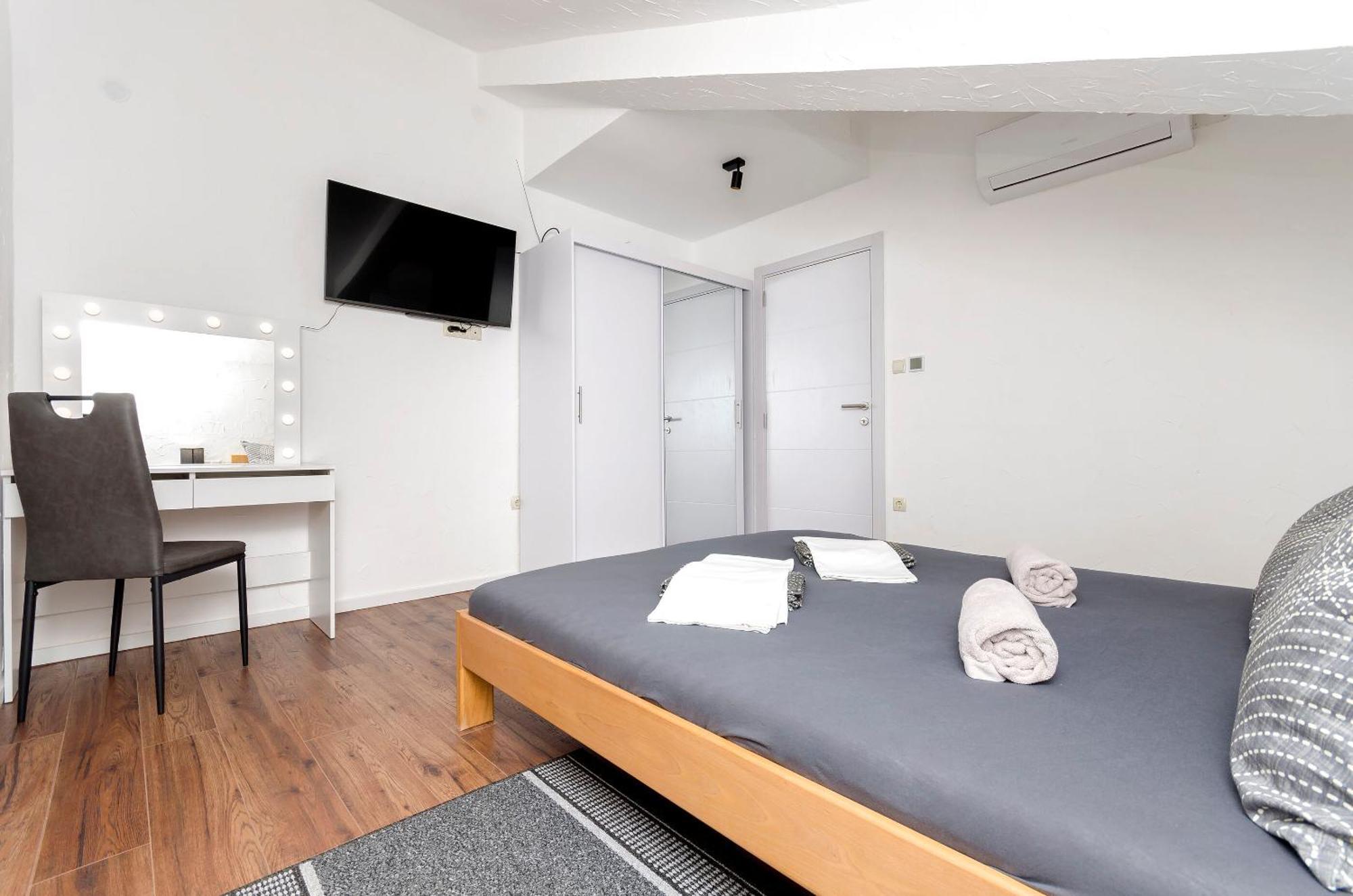 Apartments And Rooms Mladen Водице Екстериор снимка