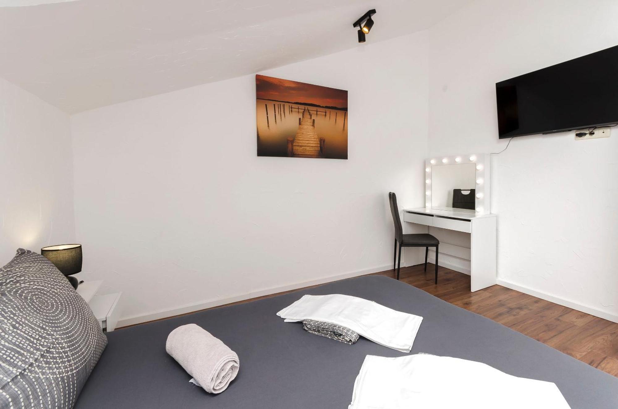 Apartments And Rooms Mladen Водице Екстериор снимка