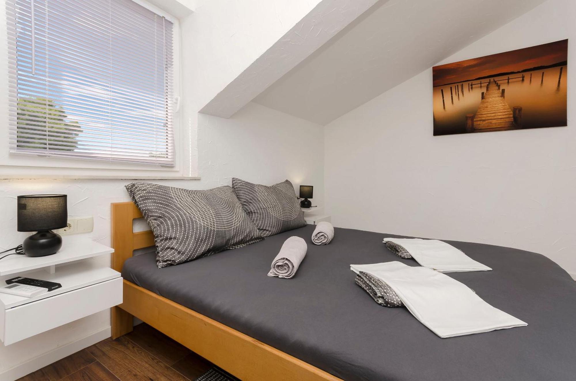 Apartments And Rooms Mladen Водице Екстериор снимка