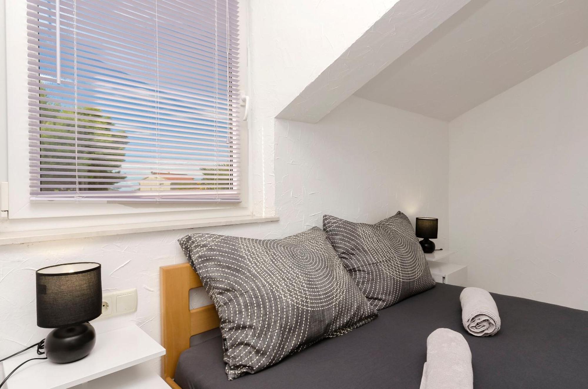 Apartments And Rooms Mladen Водице Екстериор снимка